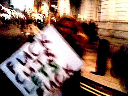 Mädchen mit Plakat Fuck Cuts Let's Fuck